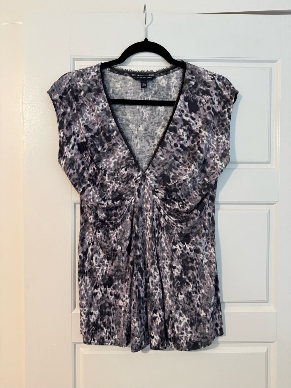 Banana Republic Gray and Black V-Neck Cap Sleeve Ruched Front Top